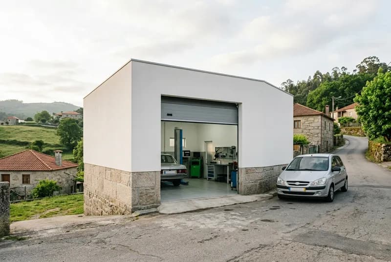 Portão da oficina numa rua calma de manhã